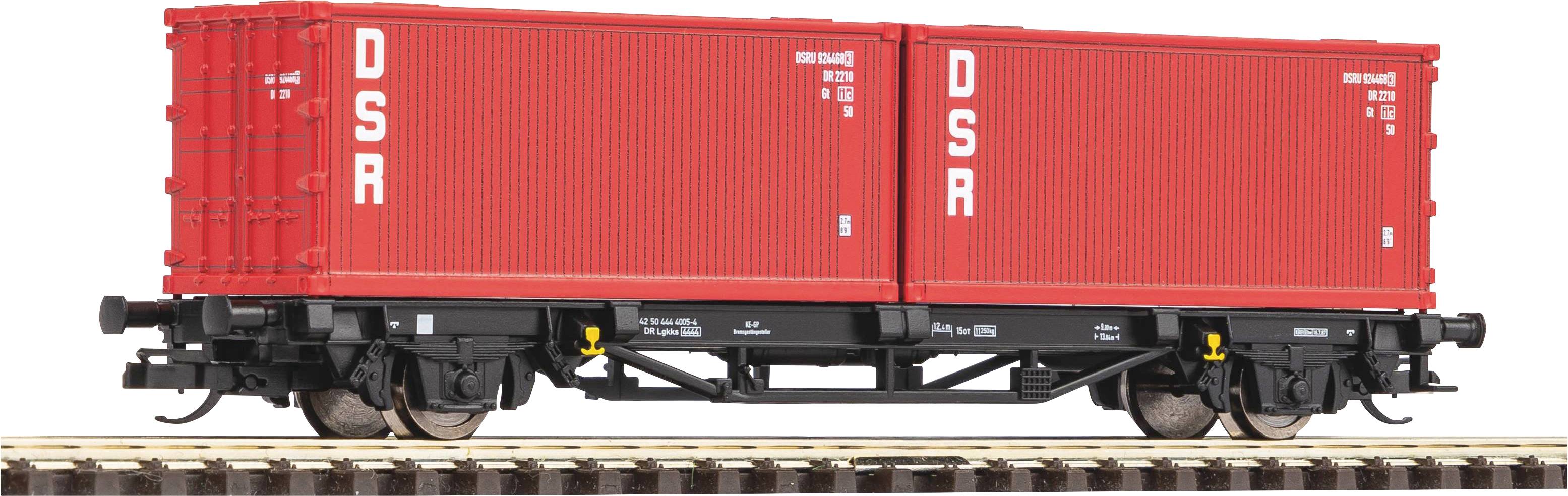Un wagon de train miniature avec deux conteneurs rouges sur une voie ferrée. Les conteneurs portent l'inscription 'DSR'.