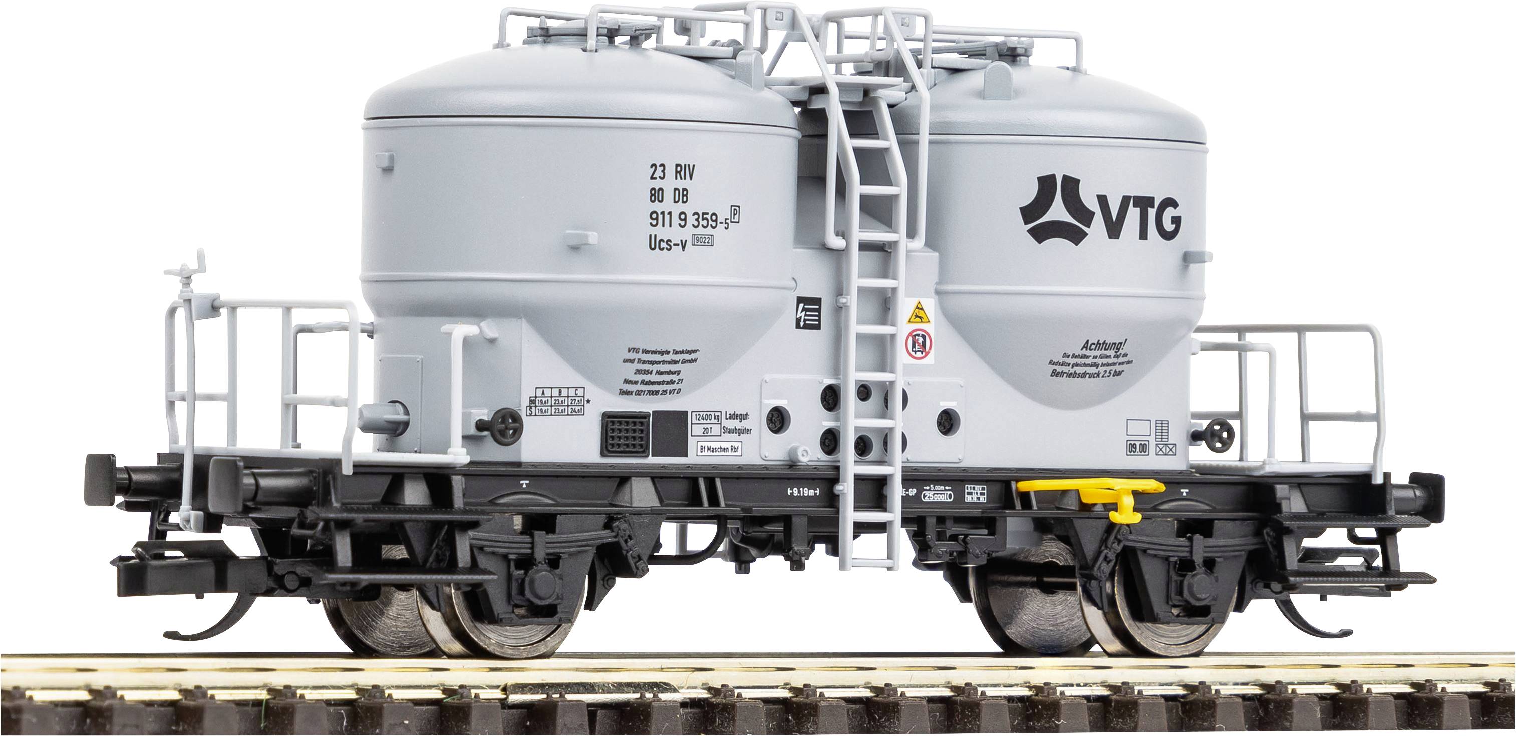 Un wagon-citerne gris portant l'inscription 'VTG' est stationné sur des rails. Il possède deux réservoirs ronds, reliés par une échelle.