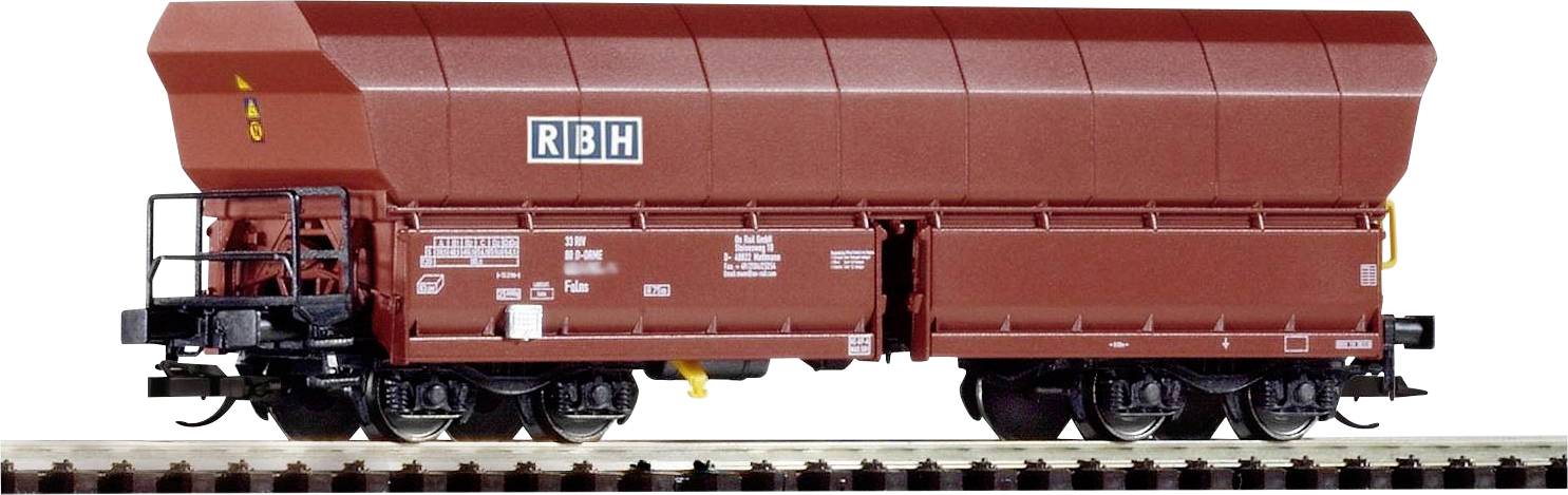 Un wagon de marchandises rouge portant l'inscription 'RBH' sur des rails. Le wagon, de forme rectangulaire, est immobile sur une section de voie ferrée.