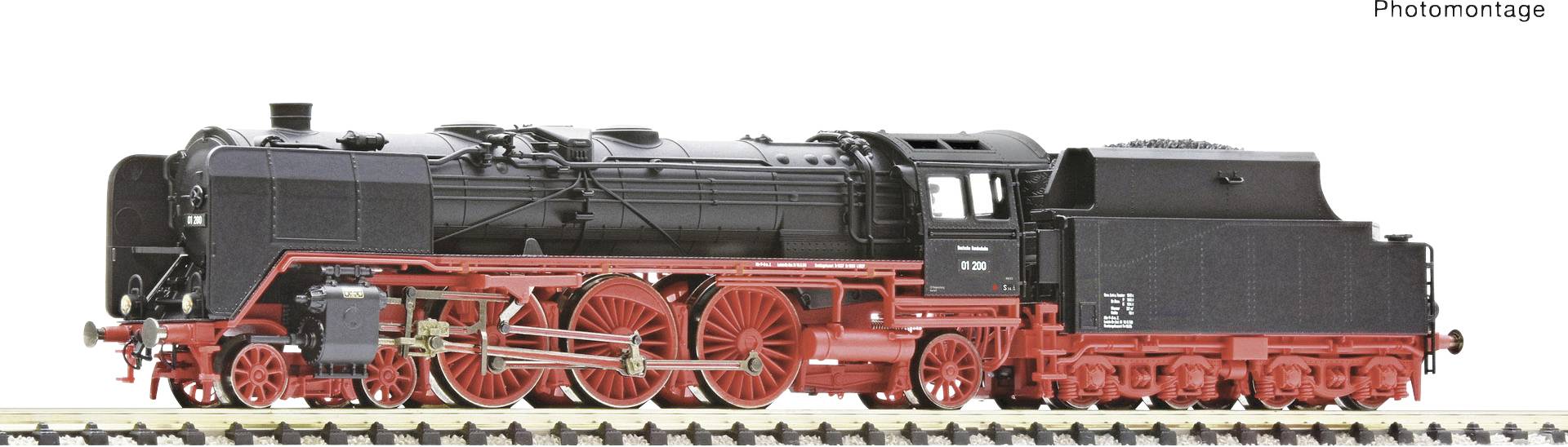 Locomotive à vapeur de train miniature au design classique sur une voie ferrée. La locomotive est noire et rouge avec des roues détaillées.