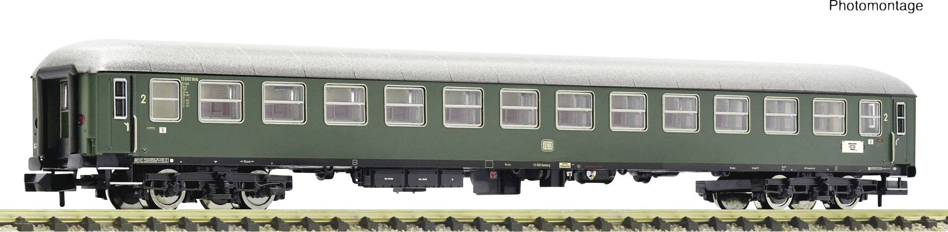 Un wagon de train miniature vert avec des fenêtres détaillées et un toit argenté sur une section de voie ferrée.