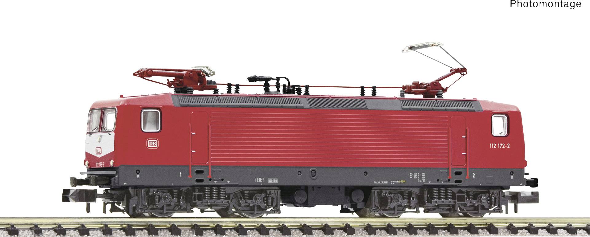 Locomotive électrique rouge de la Deutsche Bahn, positionnée sur les voies, avec ses pantographes caractéristiques en haut.
