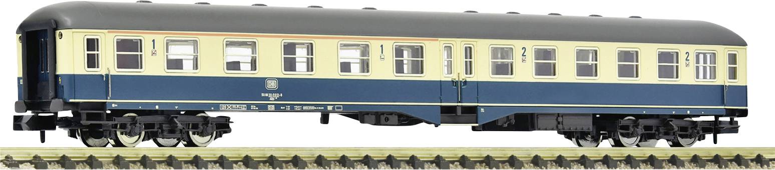 Wagon de train miniature dans le design classique bleu et beige, avec une signalétique détaillée et un support de rails.
