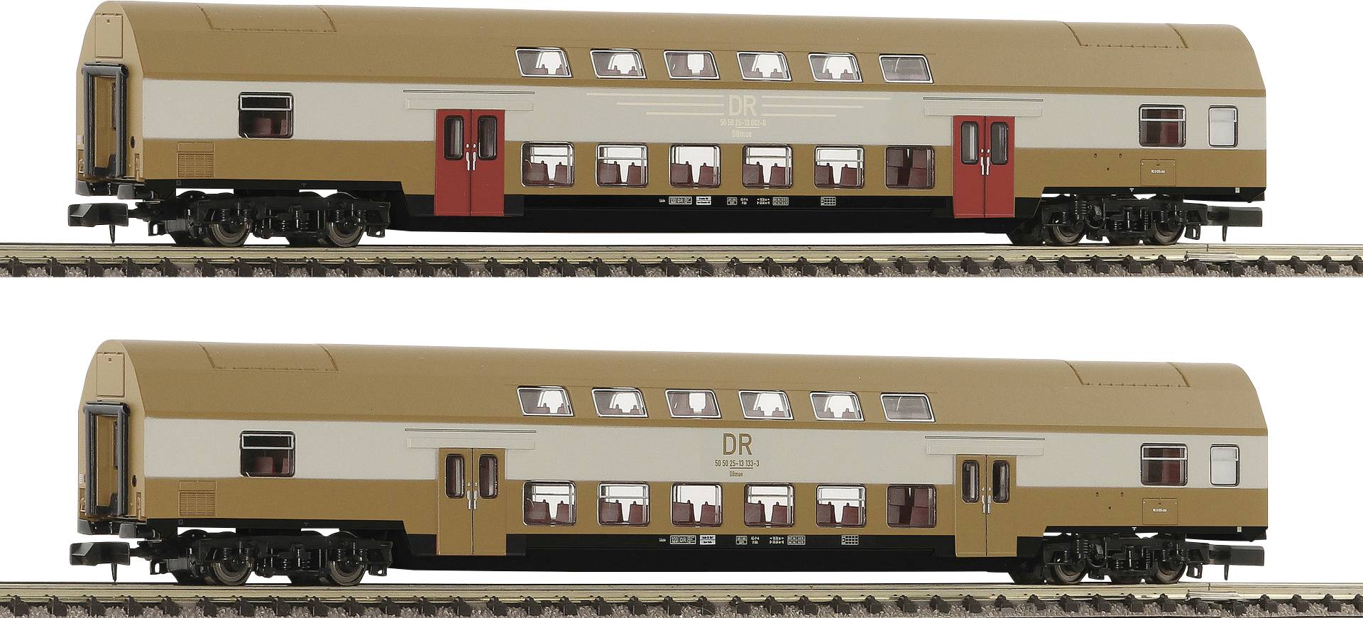 Deux wagons de train miniature de la Deutsche Reichsbahn à l'échelle 1:87, peints en beige et marron avec des portes rouges, disposés sur des rails.