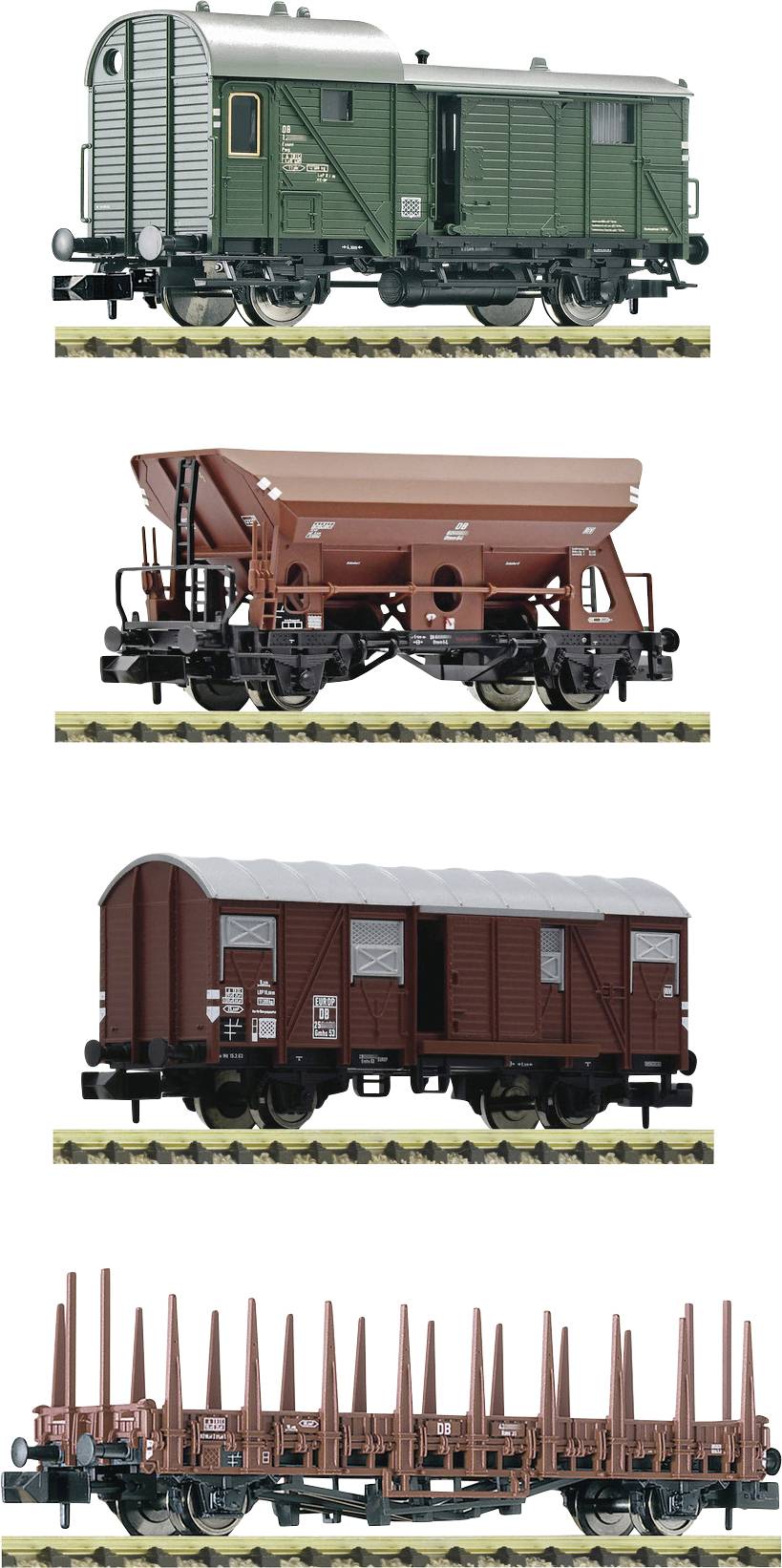 Quatre wagons de train miniature alignés : un wagon de marchandises vert, un wagon à benne basculante rouge, un wagon couvert rouge et un wagon plat rouge.