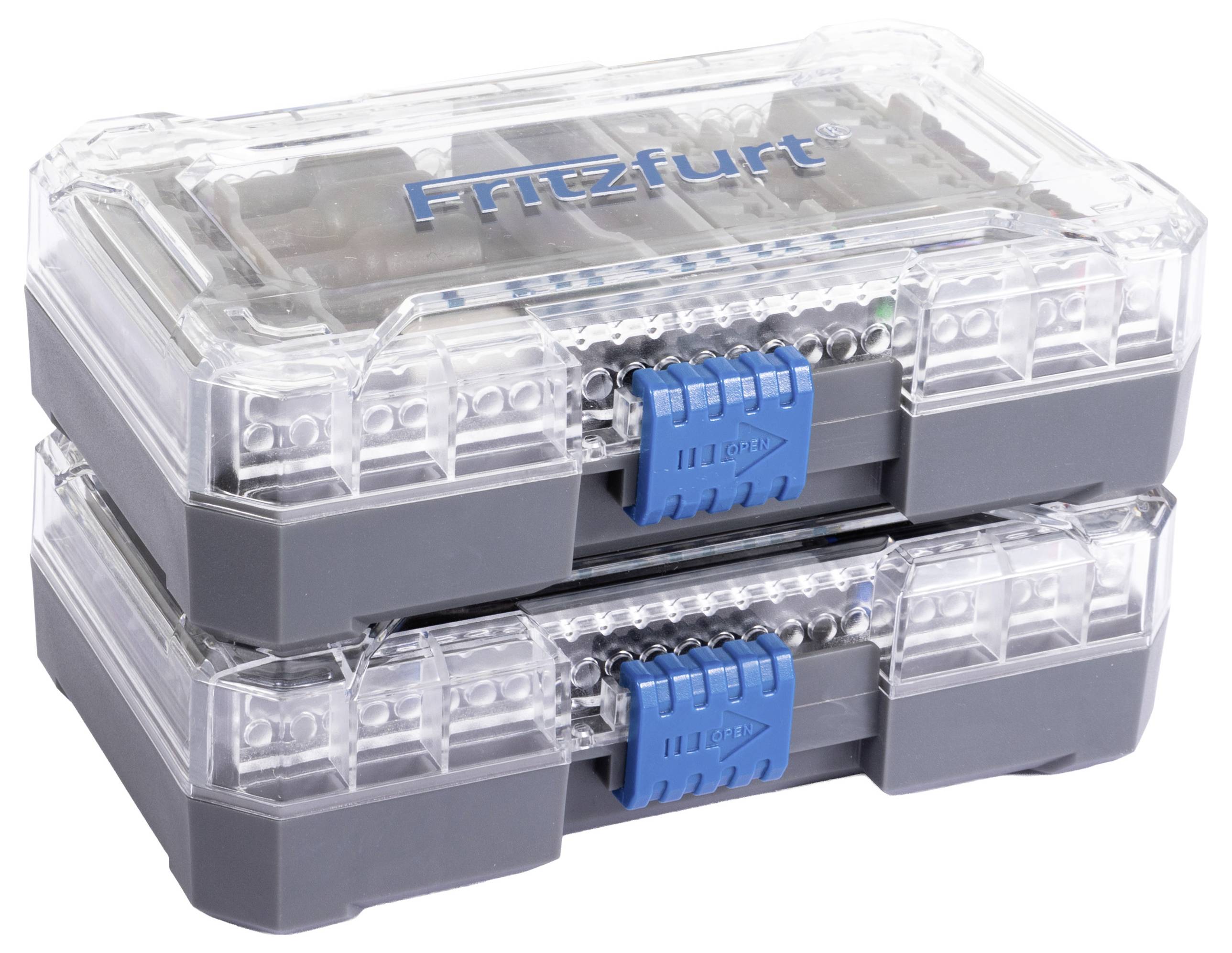 Deux boîtes de rangement en plastique transparent superposées avec des fermoirs bleus, étiquetées 'Fritzfurt', révélant des compartiments organisés à l'intérieur.
