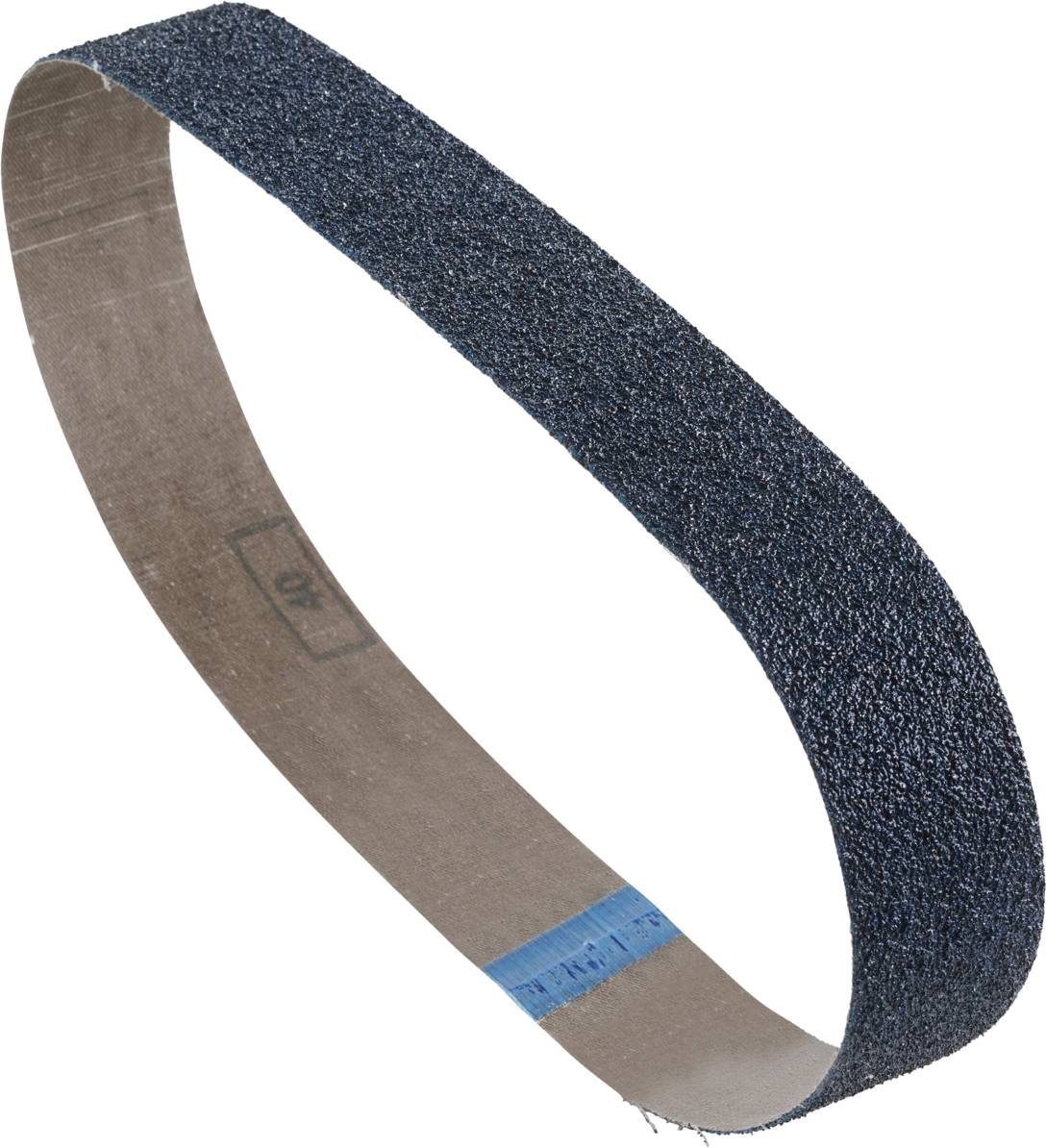 L'image montre une bande abrasive à grain grossier, utilisée pour des travaux de ponçage. Elle a une forme allongée et ovale.
