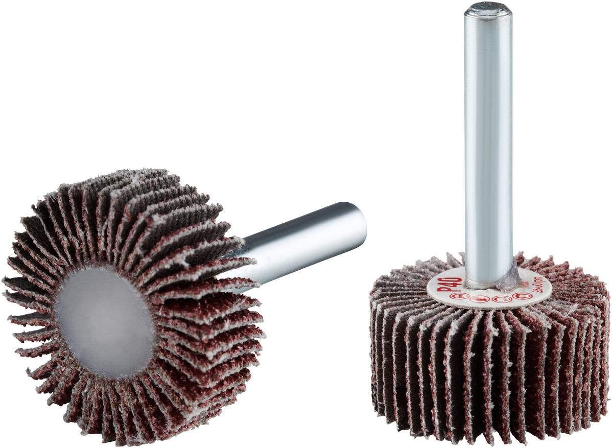 Image de deux meules abrasives à lamelles empilées sur une tige, l'une debout verticalement, l'autre posée horizontalement.