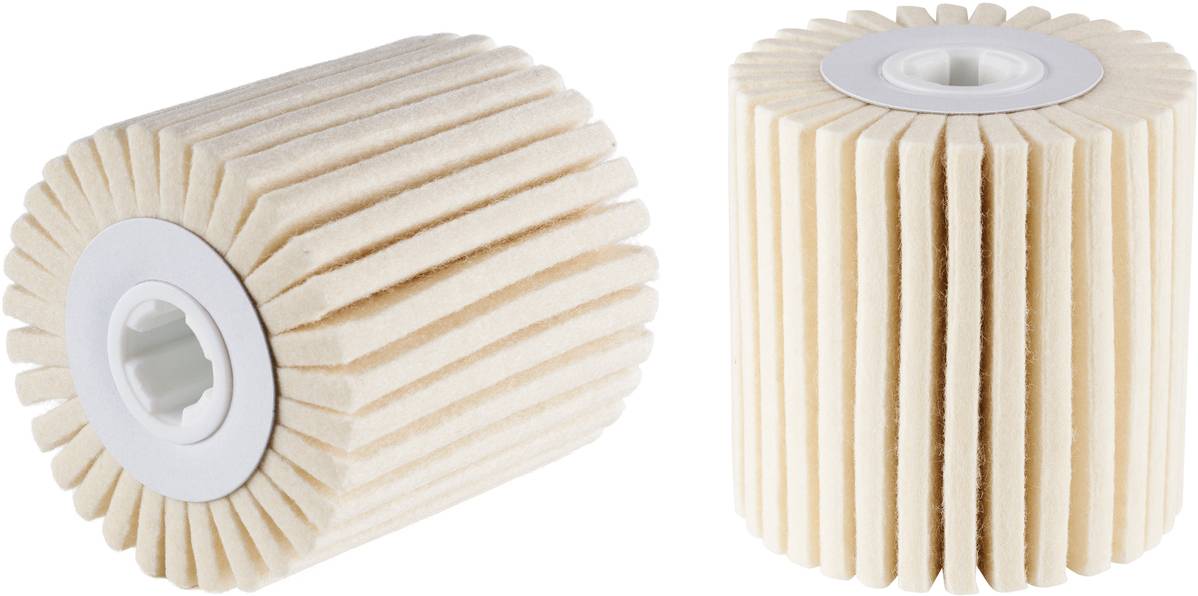 Deux filtres cylindriques dotés de capuchons blancs aux extrémités et de lamelles claires, uniformément pliées, destinés à être utilisés dans des machines ou des purificateurs d'air.