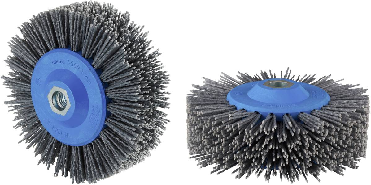 Deux brosses métalliques avec des centres en plastique bleu, dont les poils sont disposés radialement. Elles conviennent pour des travaux de nettoyage ou de ponçage.