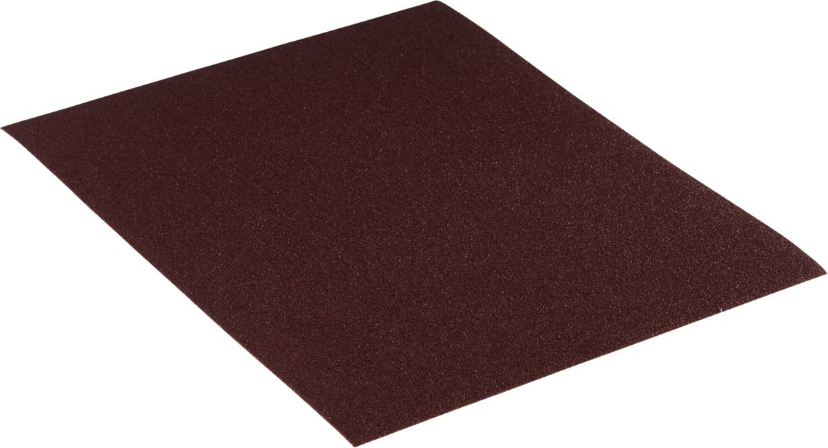 Une feuille unique de papier de verre à surface brune, légèrement inclinée sur un fond blanc.