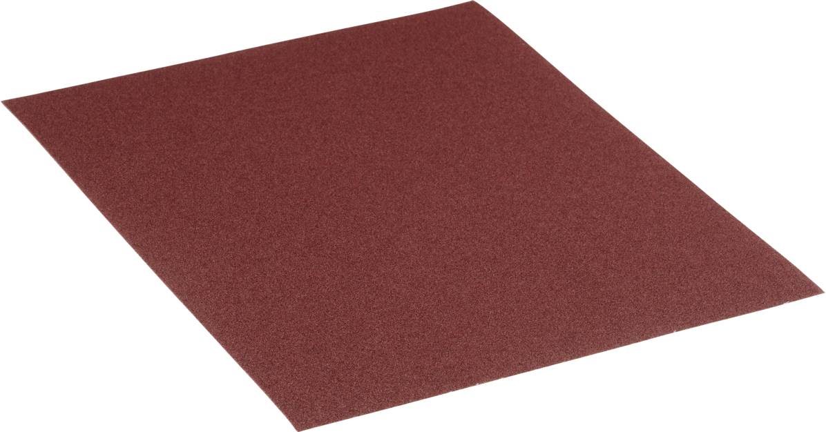 Une feuille de papier de verre rouge à grain fin, photographiée légèrement en biais. Utilisée pour le traitement de surfaces lisses.