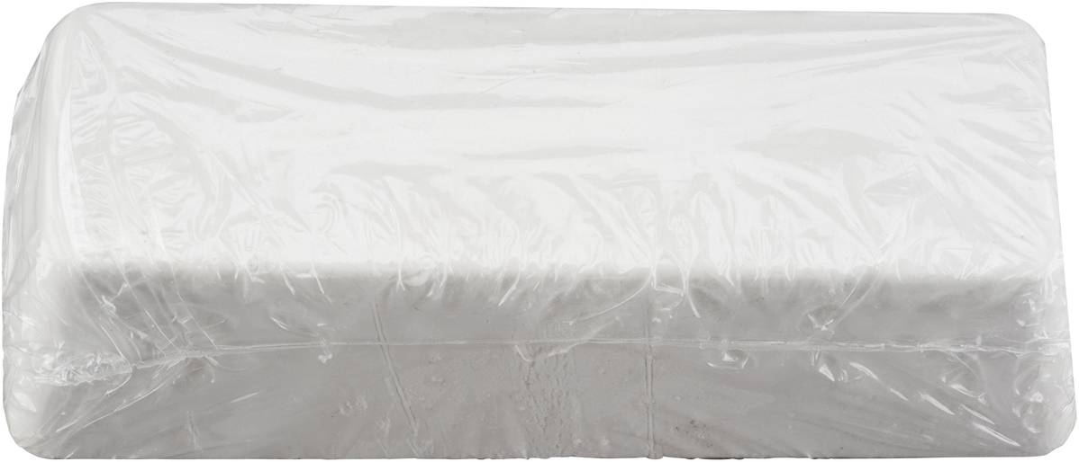 Une pile rectangulaire de mouchoirs en papier blancs dans un emballage en plastique transparent, vue de dessus.