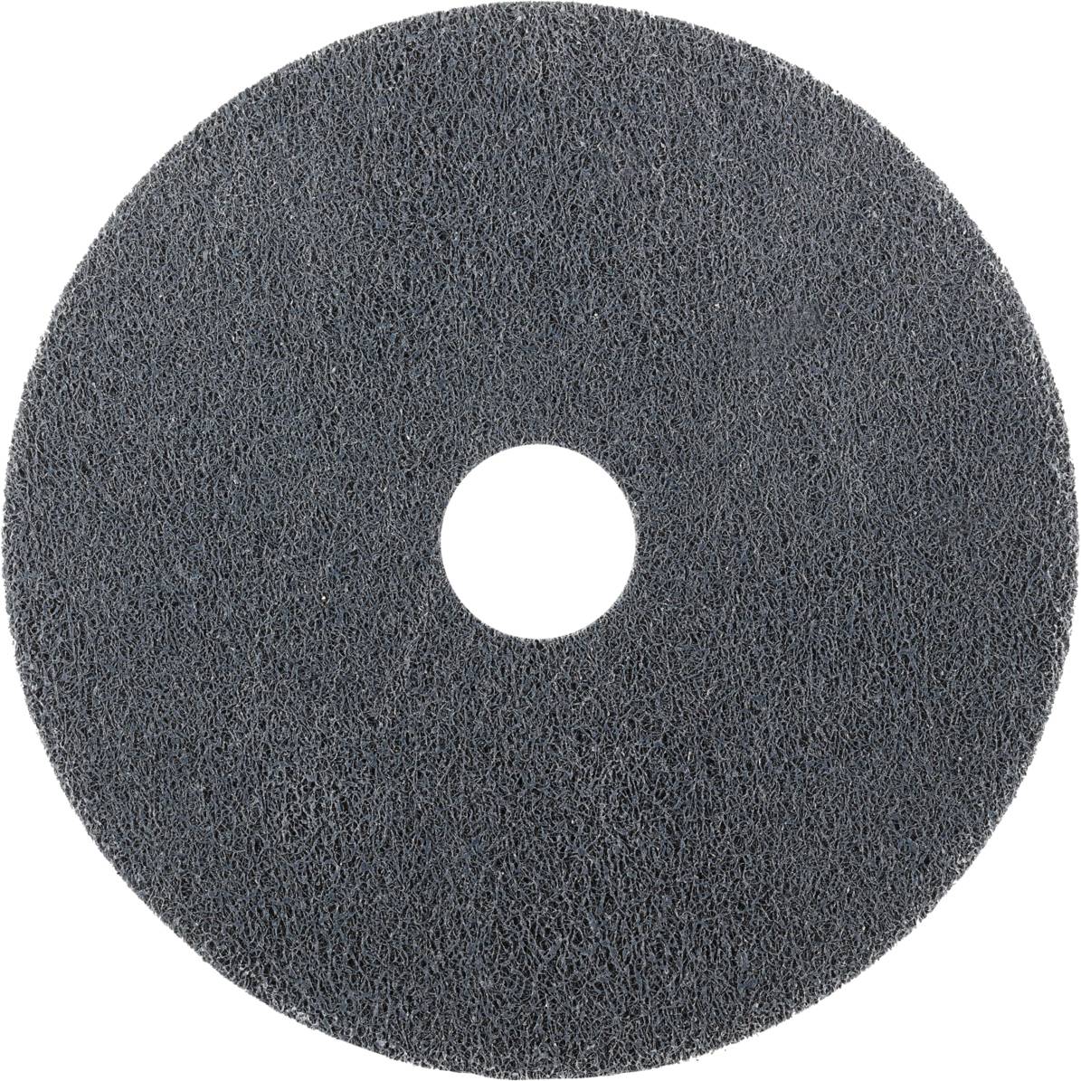 Un disque noir et rond avec un trou au centre ; utilisé pour le nettoyage et le traitement de surface des sols.