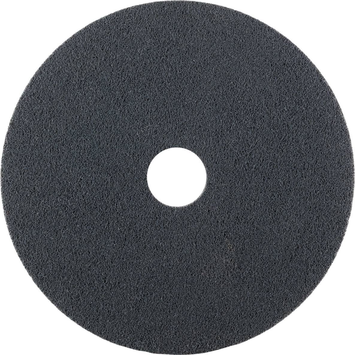 Un disque noir et rond pour le ponçage ou le polissage des sols, avec un trou au centre.
