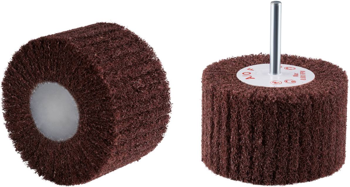 Deux rouleaux de meulage brun-rougeâtre ; l'un est couché sur le côté, l'autre est debout, avec son axe métallique et son étiquette bien visibles.