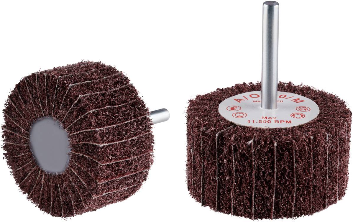 Deux meules abrasives à structure fibreuse prononcée et avec des tiges métalliques de fixation, convenant aux perceuses ou aux machines à meuler.