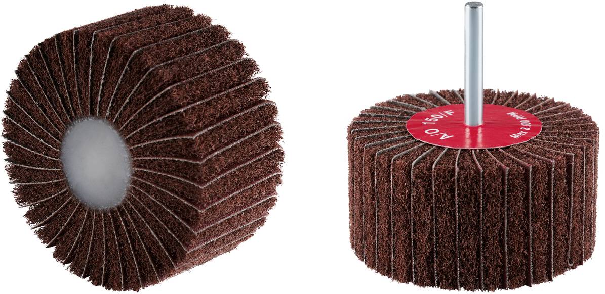 Balai de ponçage avec des brosses en matériau marron et étiquette rouge. Tige métallique à fixer sur des machines. Utilisé pour le ponçage.
