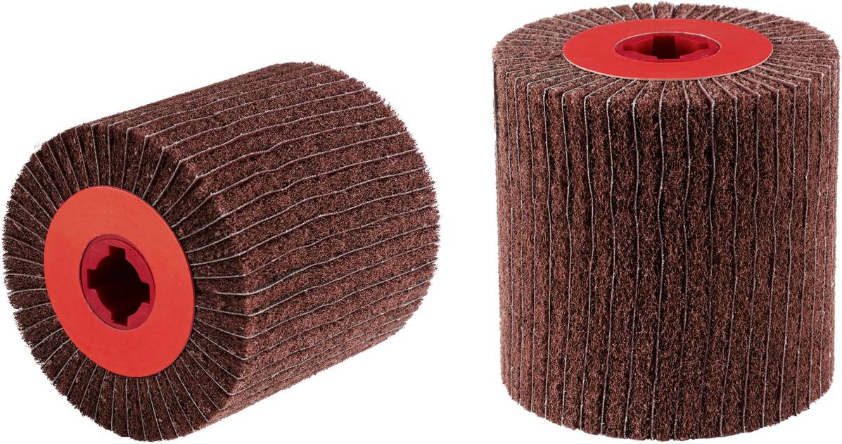 Deux rouleaux de meulage brun-rougeâtres, placés côte à côte. Ils servent à traiter les surfaces et possèdent des centres en plastique rouge.