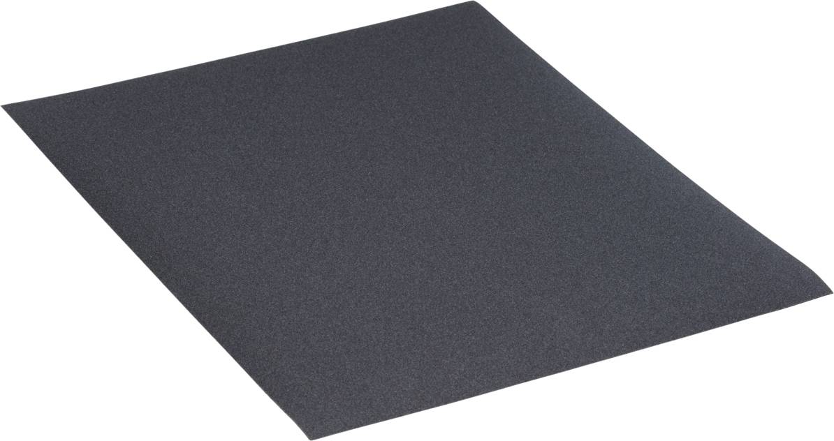 Une feuille de papier de verre noir repose sur un fond blanc. Elle présente un grain fin et uniforme.
