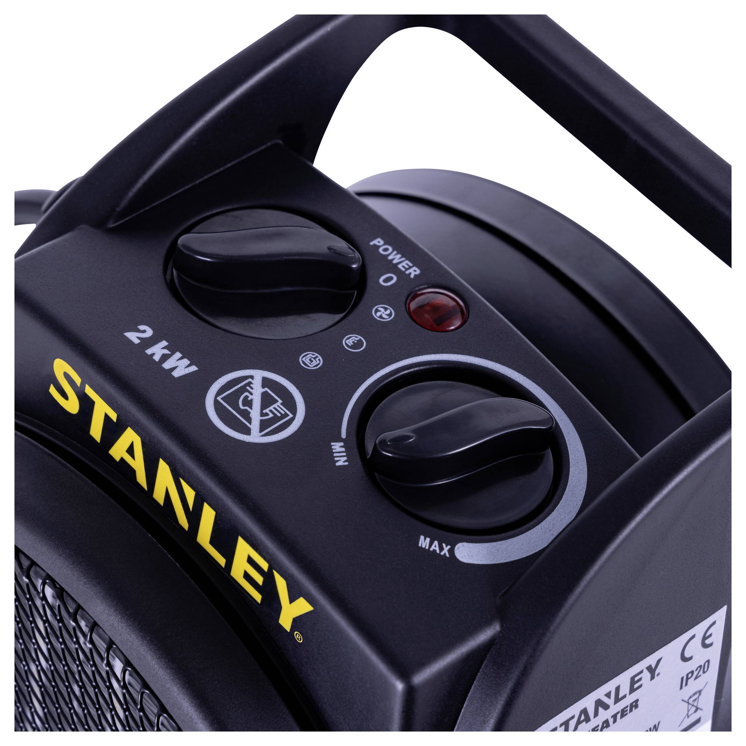 Gros plan sur un radiateur portable Stanley noir montrant des cadrans de réglage de puissance et de chaleur marqués « 2 kW », avec un voyant lumineux rouge.