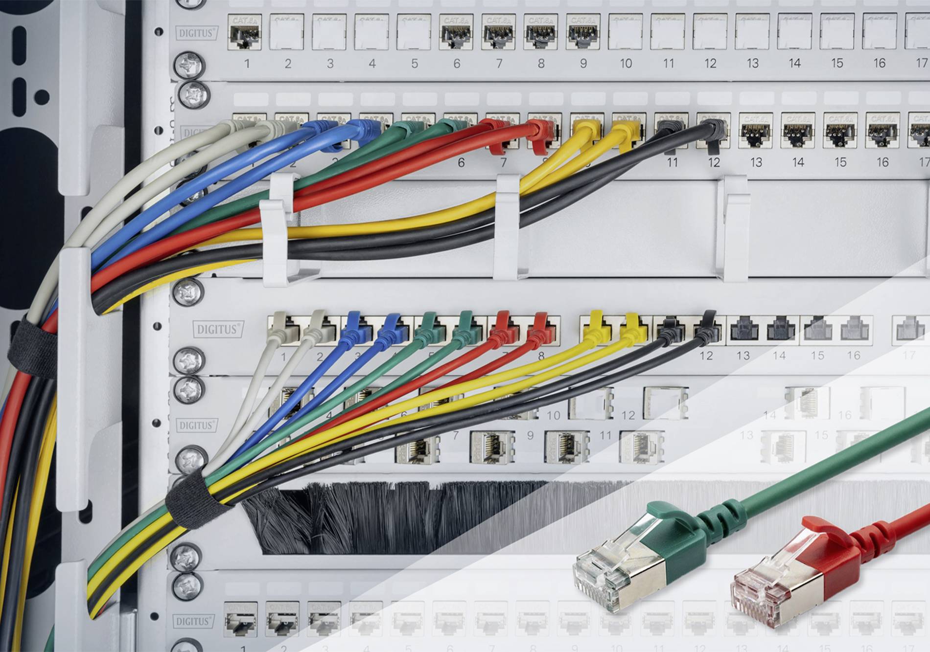 Un boîtier de distribution réseau avec plusieurs câbles Ethernet colorés branchés dans des ports. En bas à droite, deux câbles séparés.