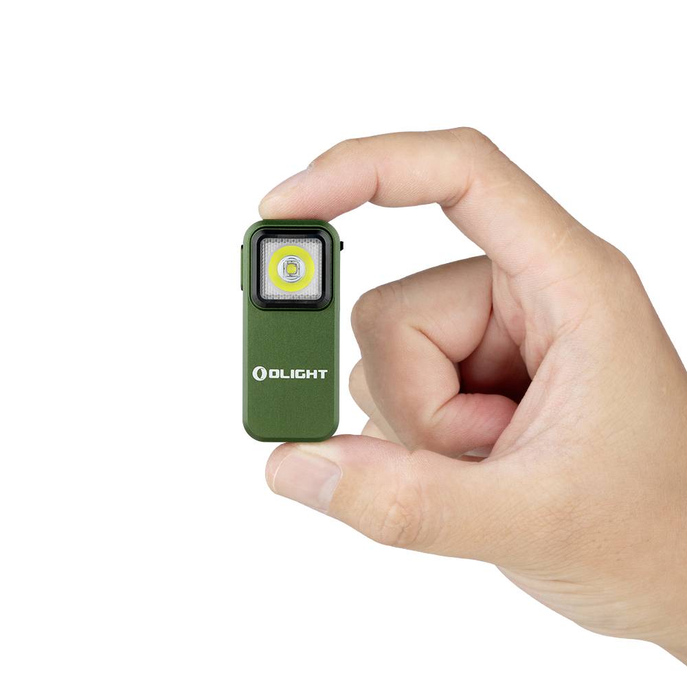 Une main tient une petite lampe de poche LED verte de la marque Olight. La lampe possède un panneau lumineux carré.