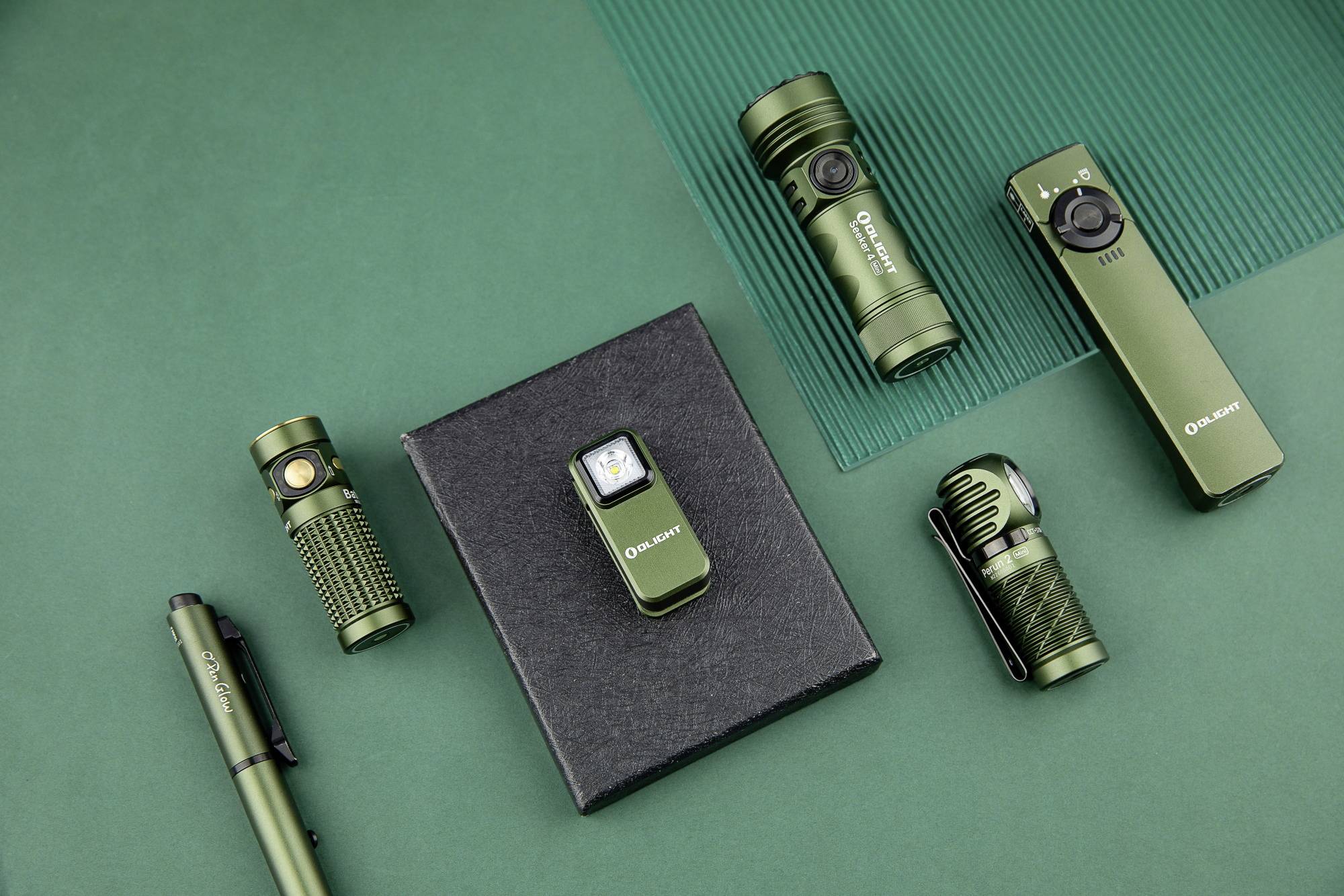 Des lampes de poche à LED vertes de différentes tailles et formes sont disposées autour d'un boîtier noir sur un fond vert.
