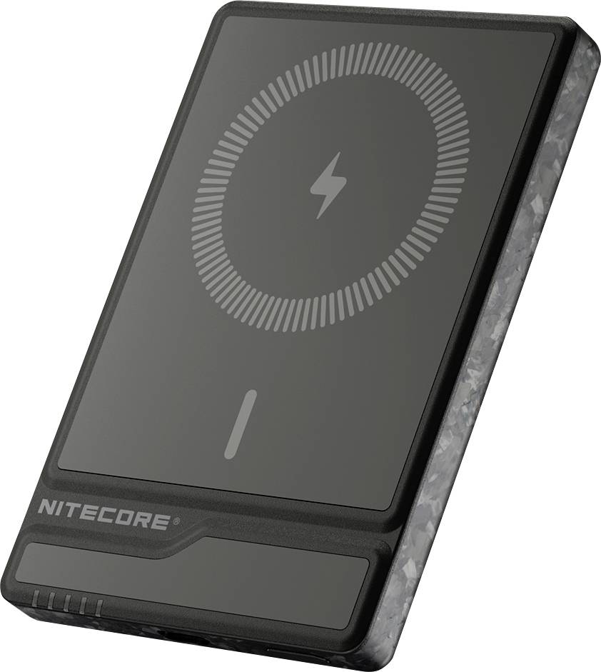 Un chargeur portable de Nitecore avec un symbole d'induction circulaire sur sa surface, adapté pour charger des appareils sans fil.