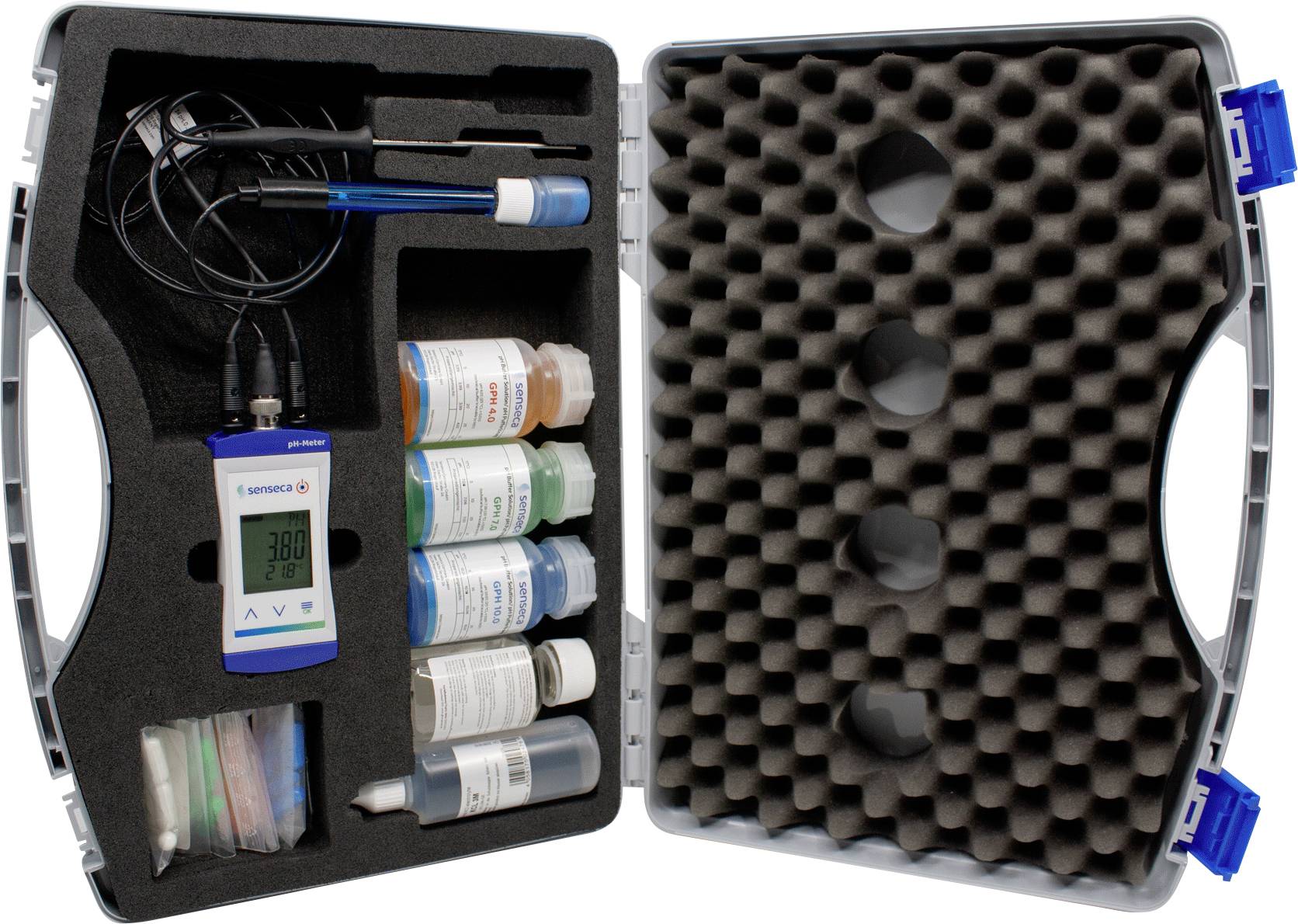 Un kit portable de test de l'eau comprenant un compteur numérique, différentes bouteilles de solution de test et des sondes soigneusement rangés dans un étui doublé de mousse.