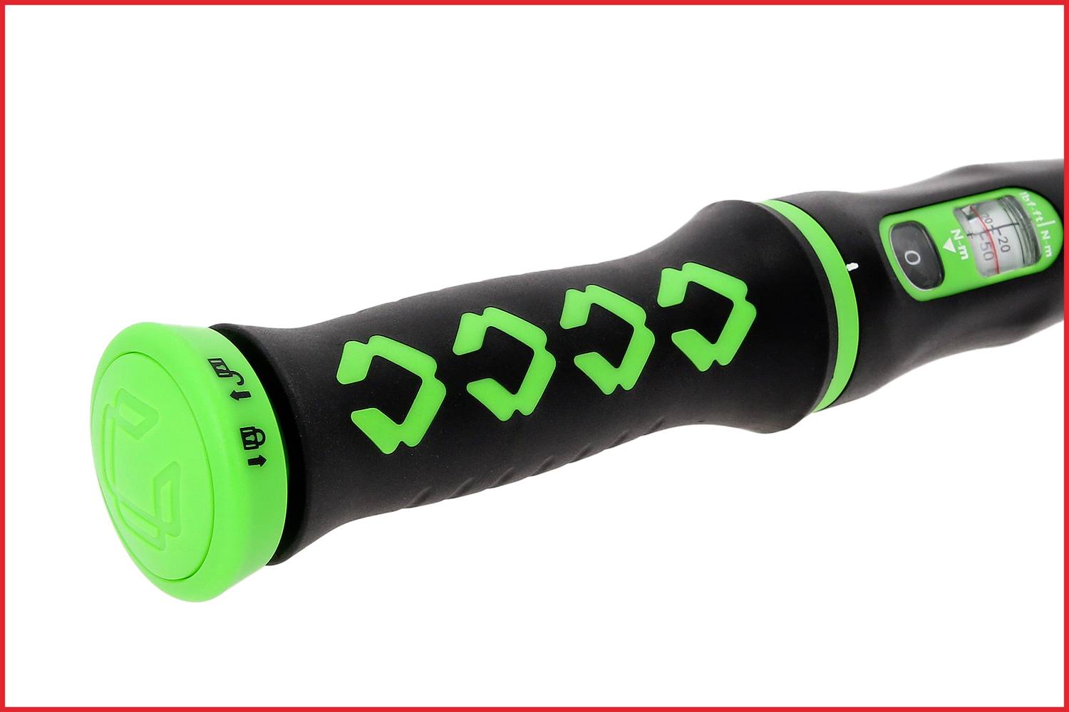 Poignée d'un outil avec un design en caoutchouc vert et noir, présentant des formes en zigzag. Un petit indicateur est situé en haut à droite.
