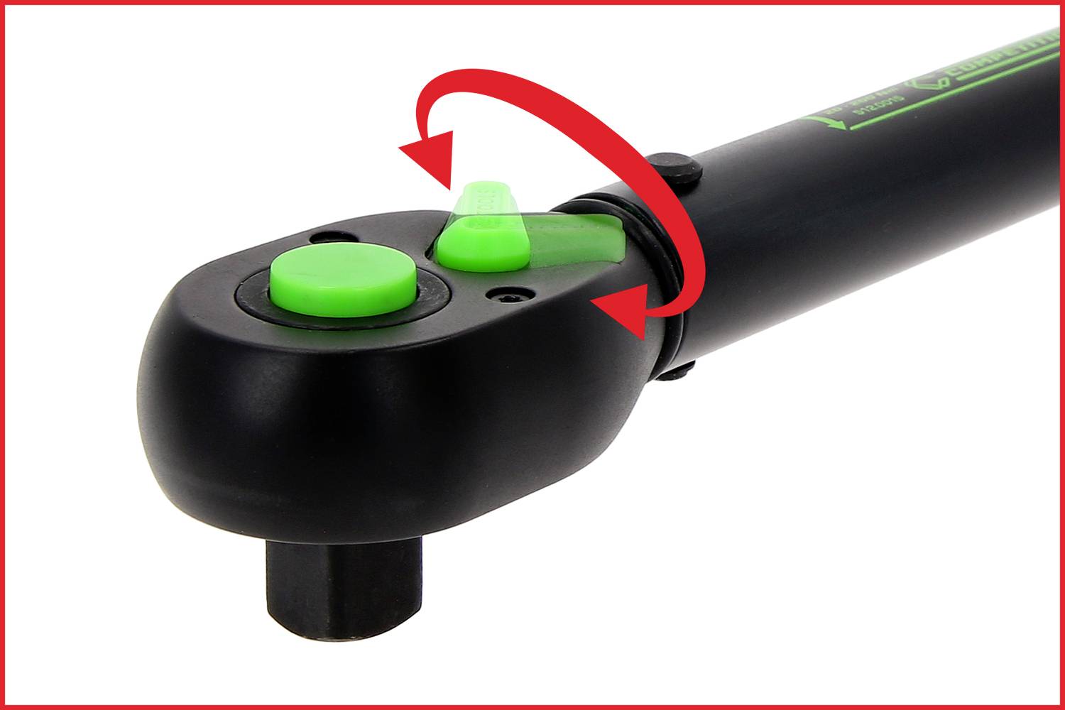 Une clé dynamométrique noire avec des boutons verts montre comment tourner le bouton de réglage avec une flèche rouge pour ajuster la tension.