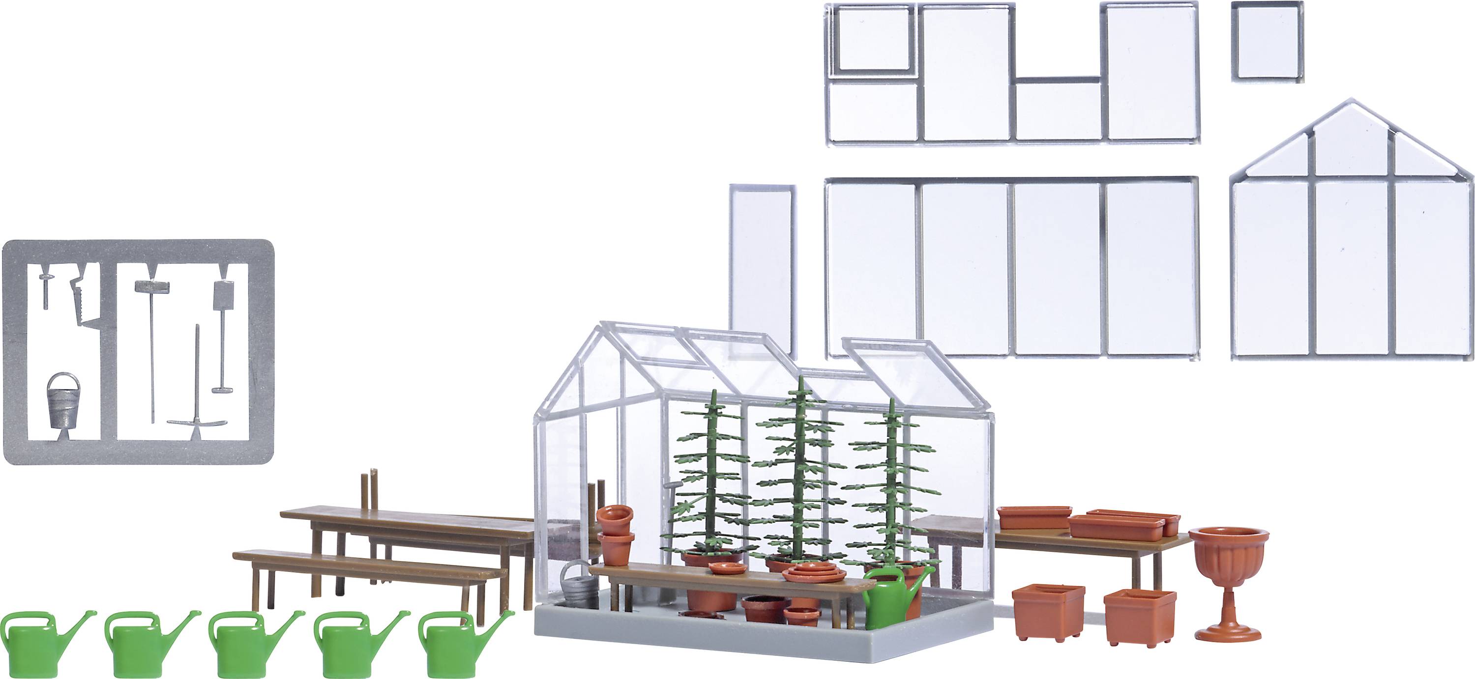 Un modèle miniature de serre avec accessoires : pots, arrosoirs, outils de jardinage et tables de plantation, conçu pour des besoins de modélisme.