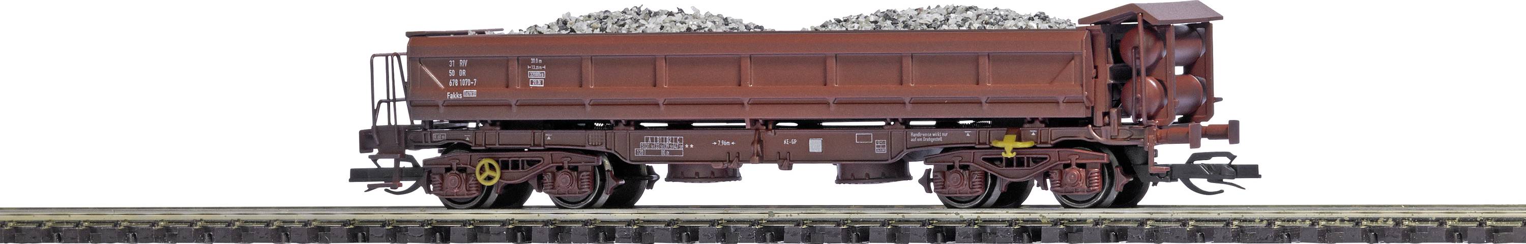 Wagon brun chargé de ballast sur des rails. Les détails de la structure et des roues sont visibles. Thème principal : transport ferroviaire.