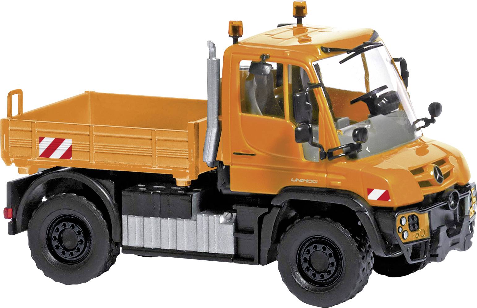 Un camion-benne orange portant l'inscription 'UNIMOG' sur le côté conducteur. Le véhicule est compact et adapté aux chantiers.