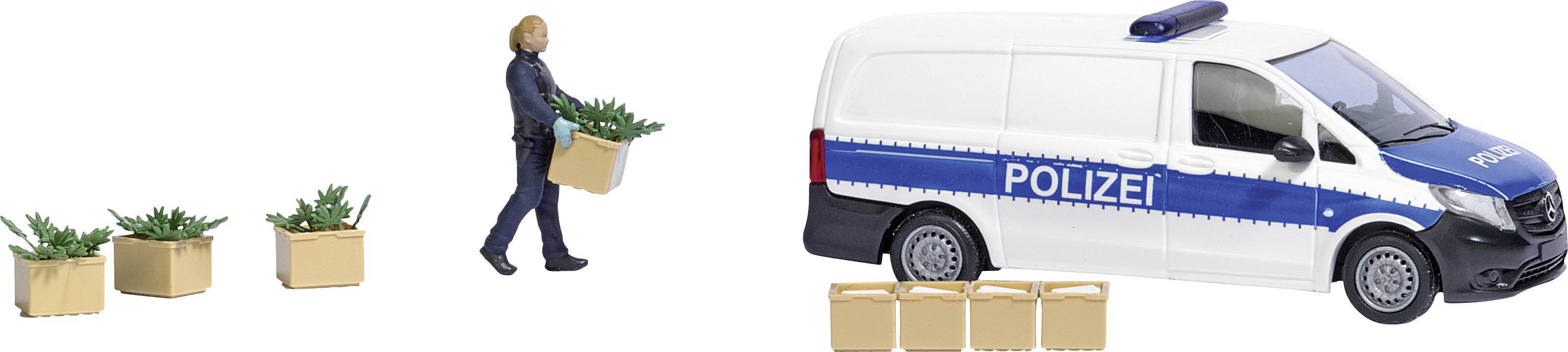Véhicule de police jouet à côté d'une figurine portant des caisses de plantes. Deux autres caisses sont placées devant.