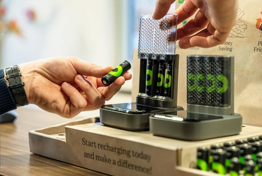 Une personne retire une batterie rechargeable d'une station de charge. Conseil de fond : « Commencez à recharger dès aujourd'hui et faites la différence ».