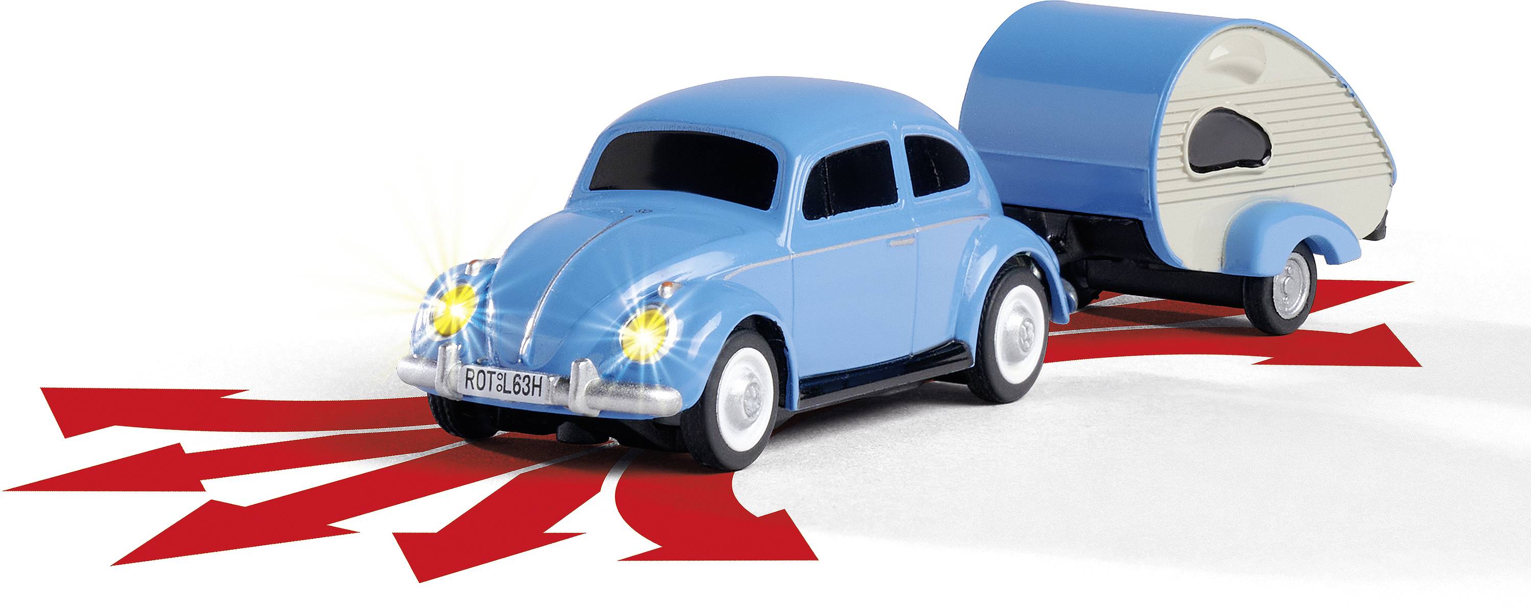 Une voiture jouet bleue avec une remorque roule sur des flèches rouges pointant dans différentes directions. La plaque d'immatriculation est 'CAPITAINE'.