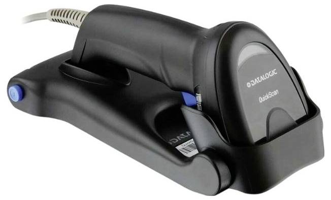 Un scanner noir dans une station de charge. L'appareil est utilisé pour scanner des codes-barres et est connecté par un câble.