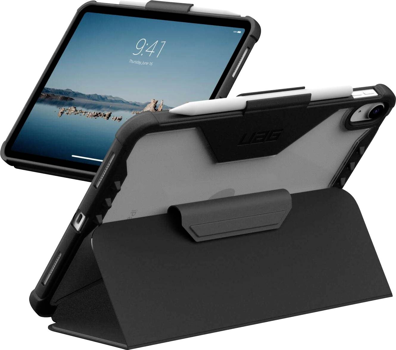 Une tablette dans un étui de protection noir et robuste avec support, sur l'écran est visible un paysage avec de l'eau et des montagnes.