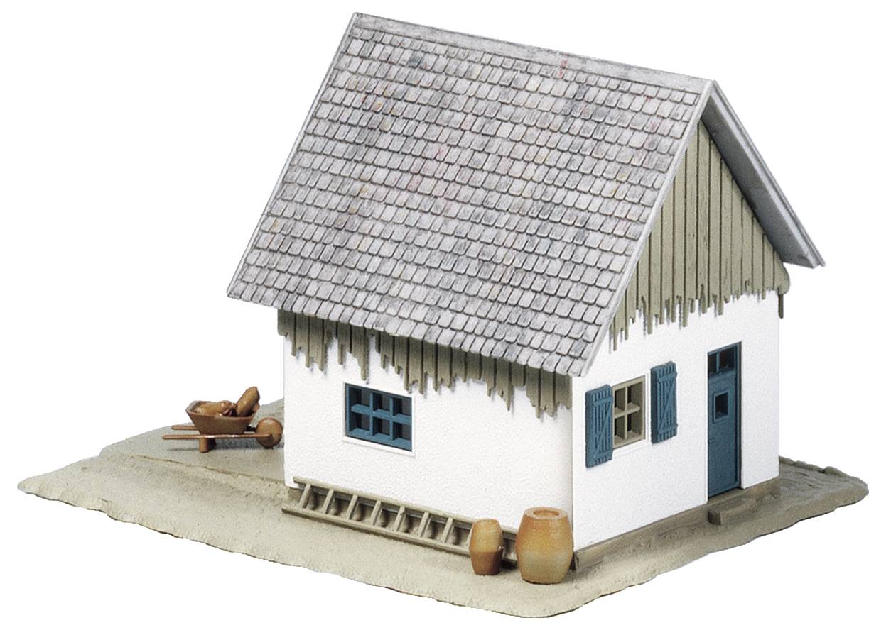 Modèle miniature d'une maison blanche avec un toit en bardeaux gris et des volets bleus. Au premier plan, des pots en terre cuite et un baquet en bois.