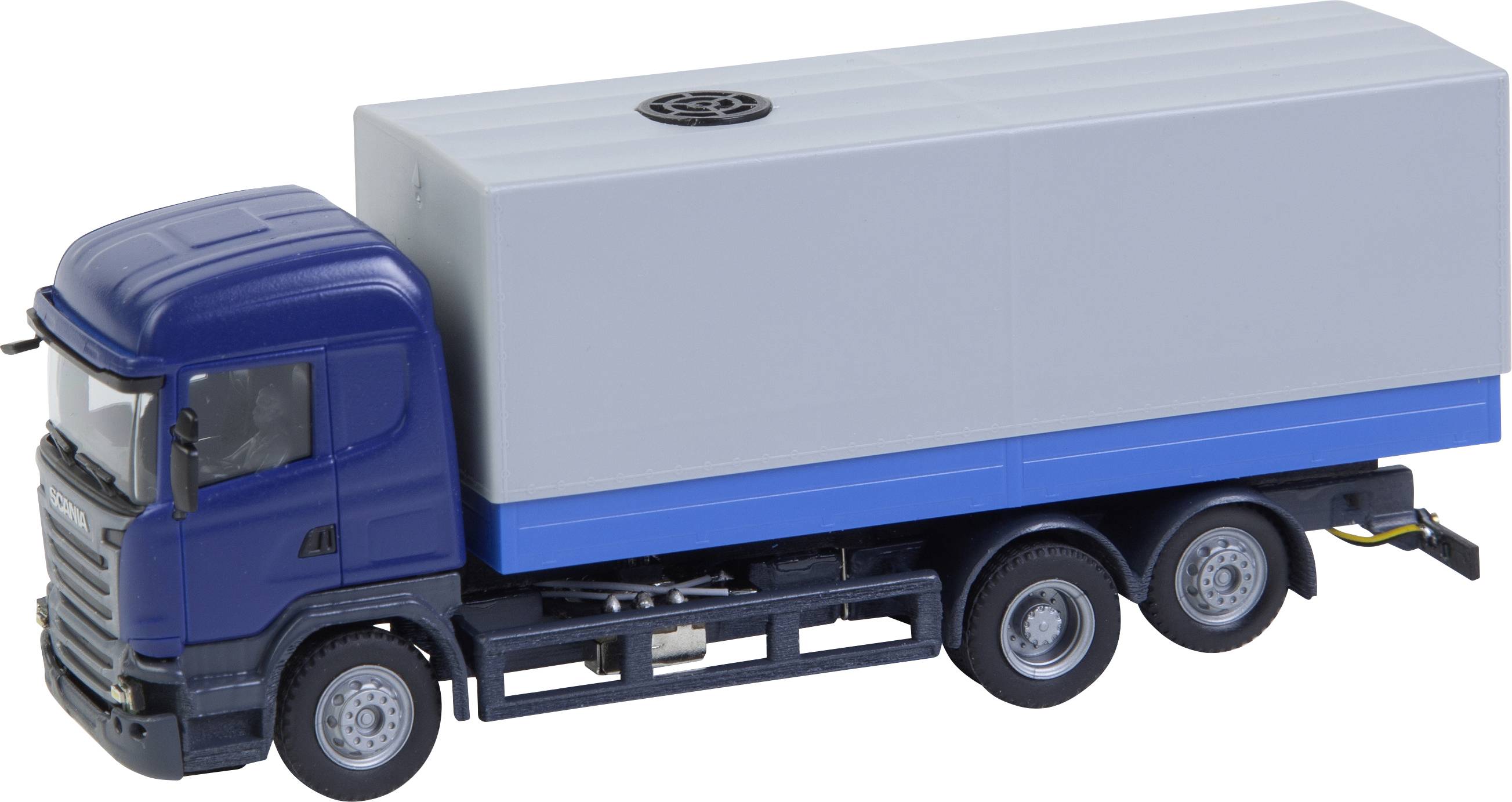 Un camion bleu-gris à six roues et à caisse rectangulaire est stationné sur une surface blanche.