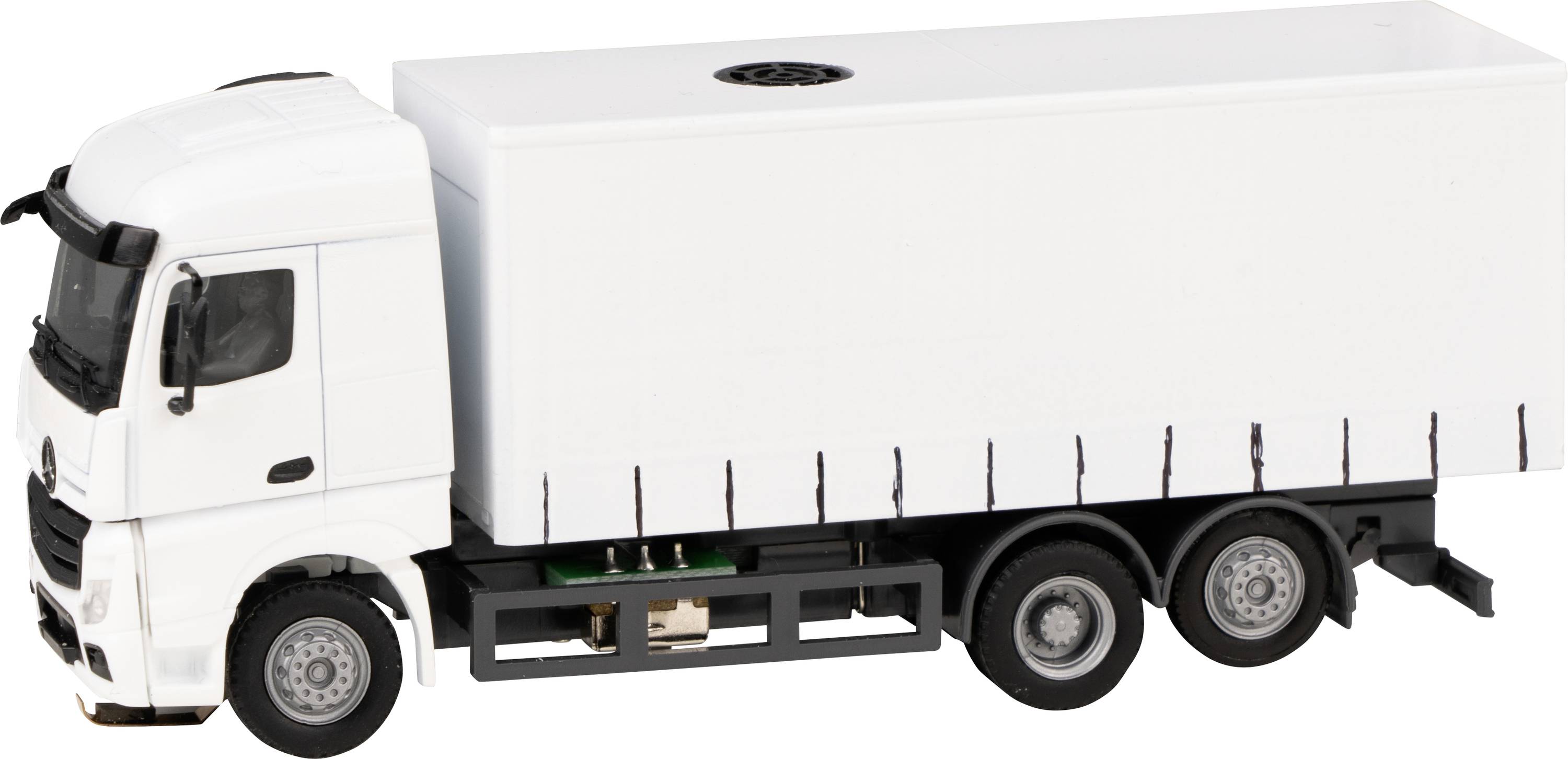 Un camion blanc avec une remorque fermée sur une route lisse. C'est un véhicule modèle à l'échelle 1:87.