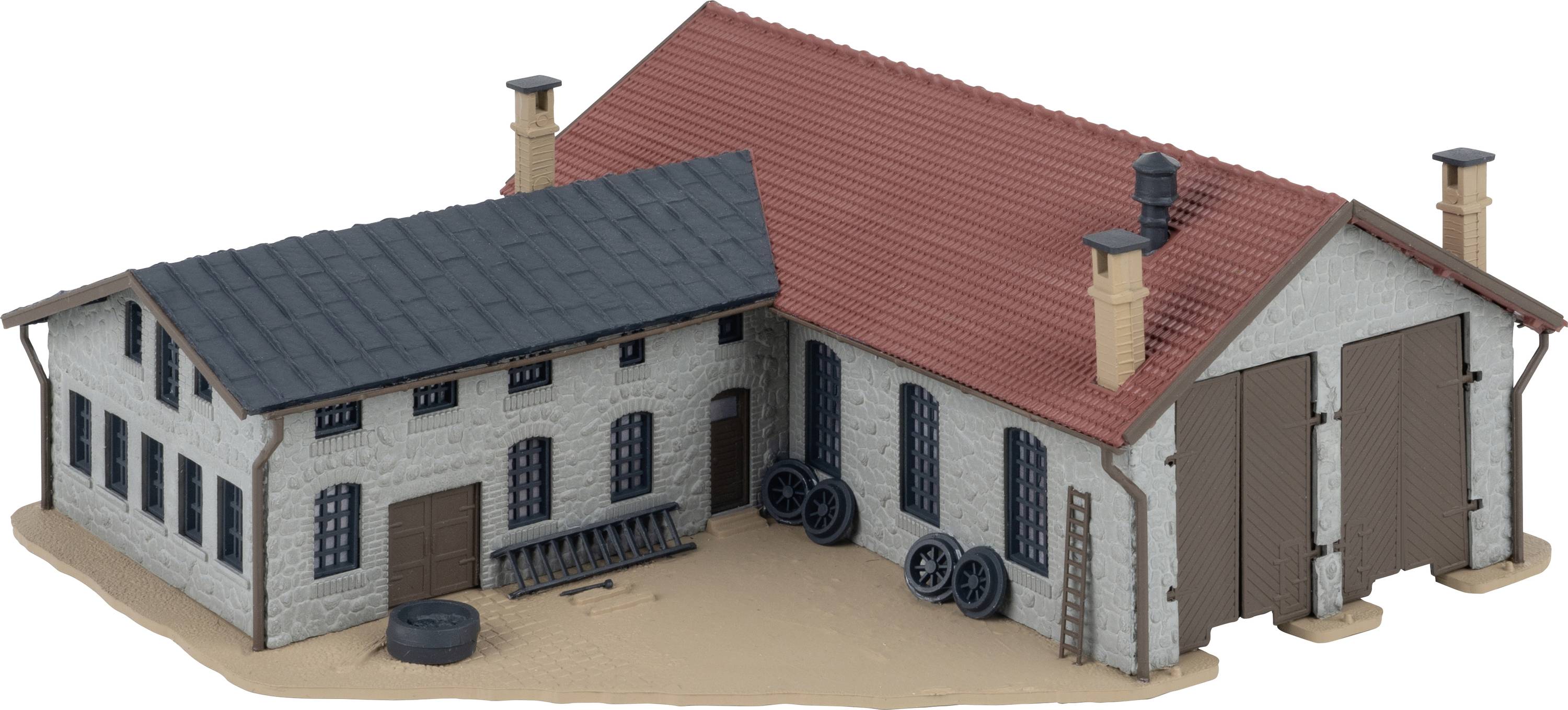 Un modèle d'un bâtiment de ferme avec deux bâtiments interconnectés. Le toit d'une partie est rouge, l'autre gris. Des pneus et des échelles sont appuyés contre les murs.