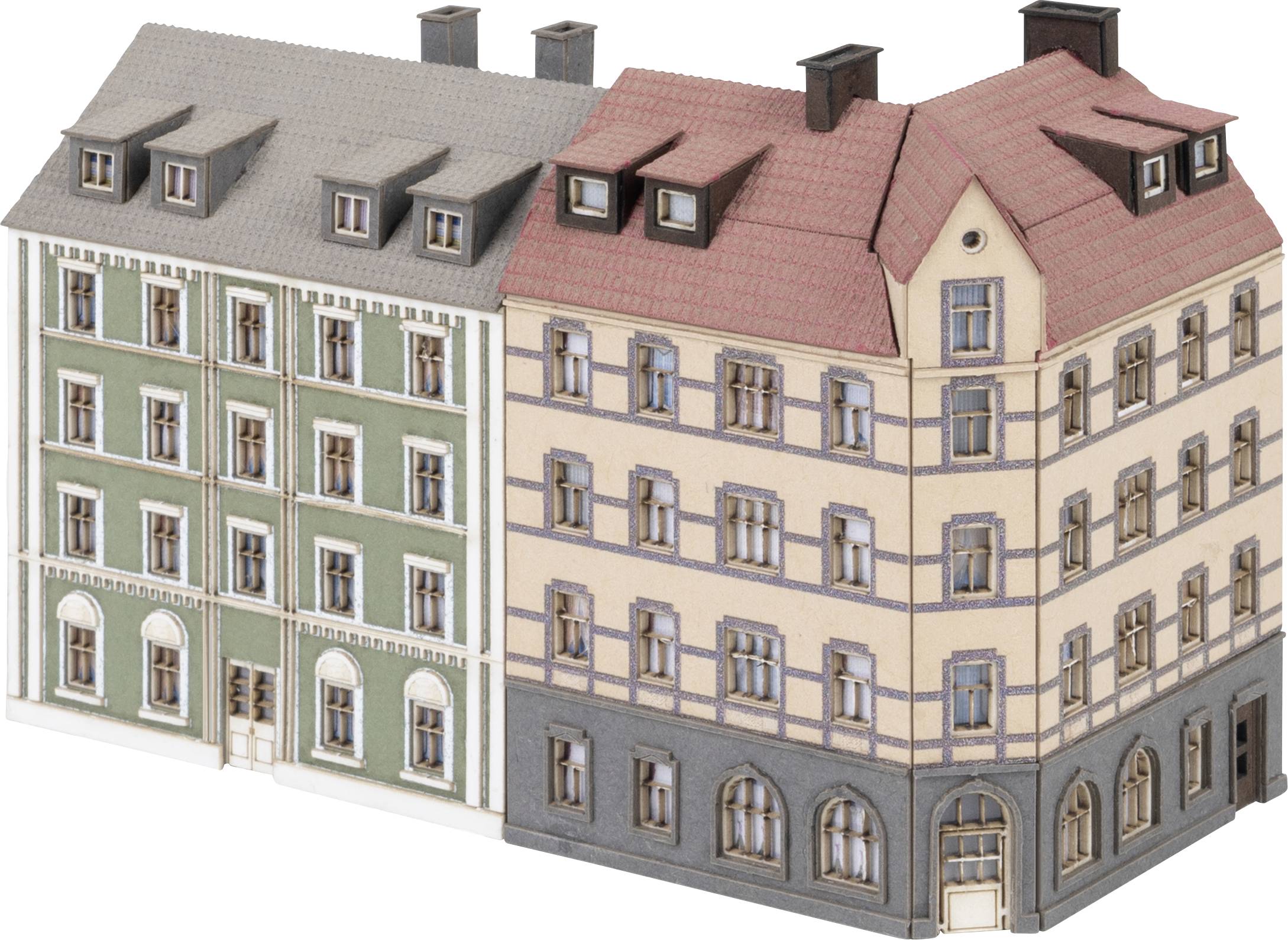 Deux maisons-modèles détaillées en bois, l'une verte et l'autre beige et rouge, placées côte à côte. Idéales pour la maquette architecturale.