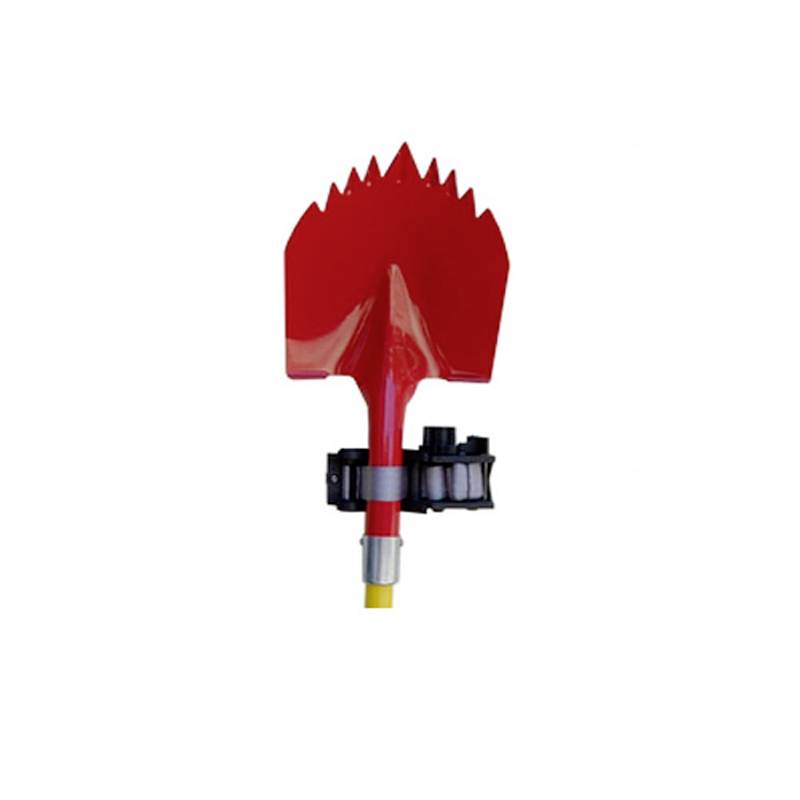 Pelle rouge avec bord dentelé et bride de serrage montée dessus, sur fond blanc.