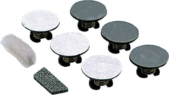 Différents disques de ponçage ronds et tampons de polissage avec une brosse abrasive et un coin de ponçage, utilisés pour le traitement de surface.