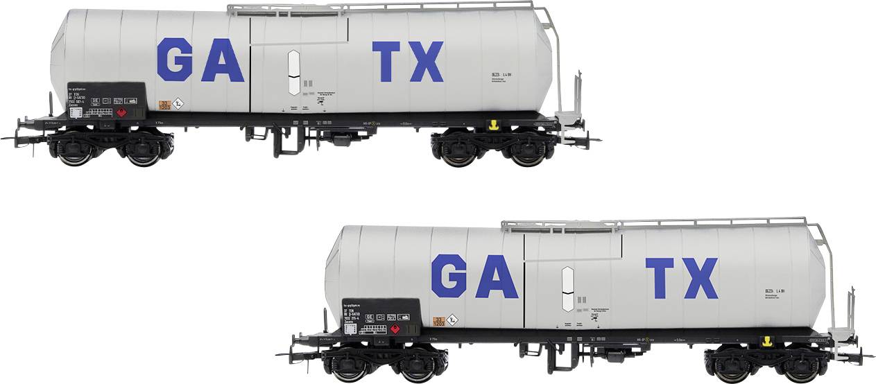 Deux wagons-citernes gris avec l'inscription bleue 'GATX', présentés côte à côte, sur un châssis noir, sans chargement visible.