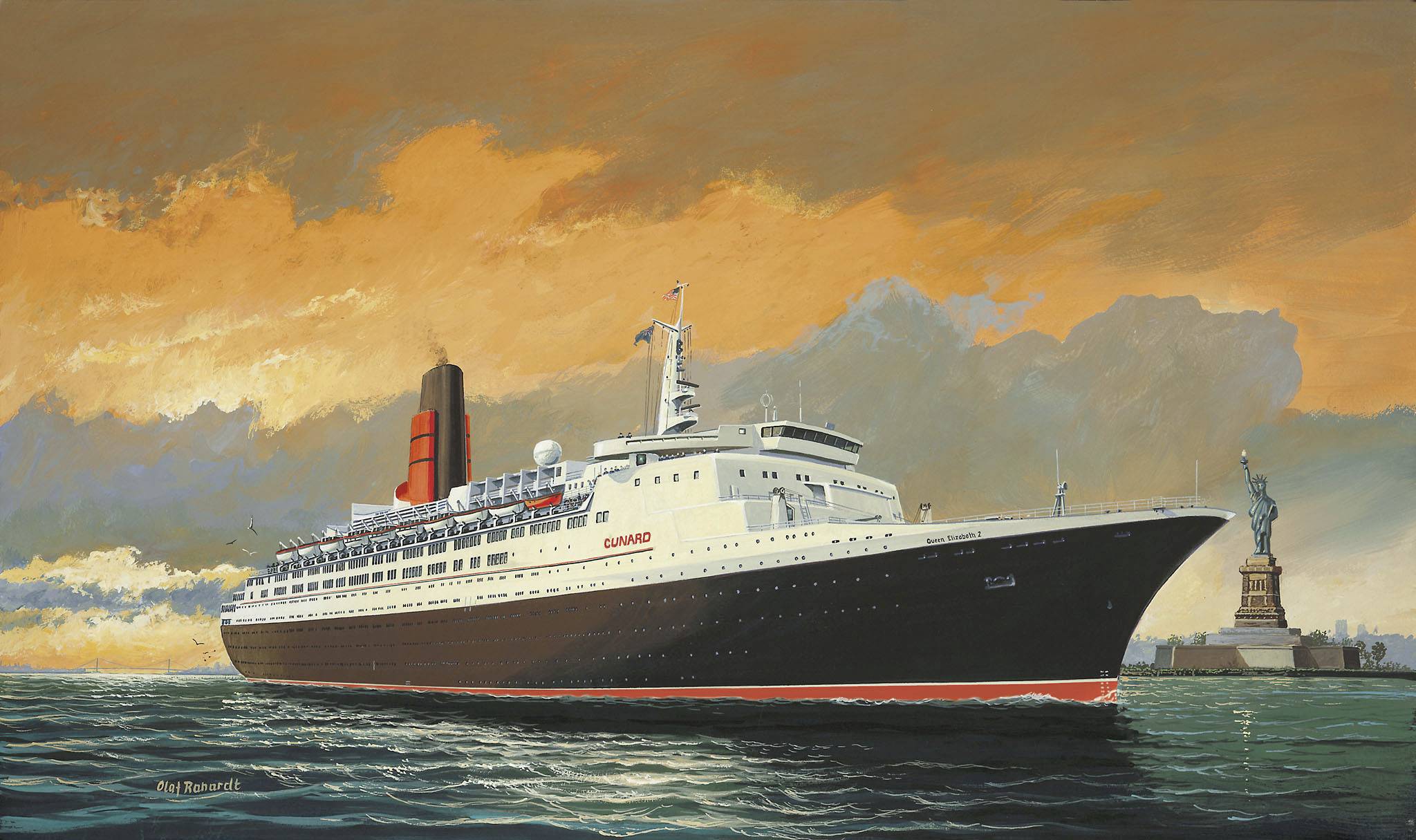 Un paquebot de croisière navigue sur l'eau, avec la Statue de la Liberté en arrière-plan au coucher du soleil.