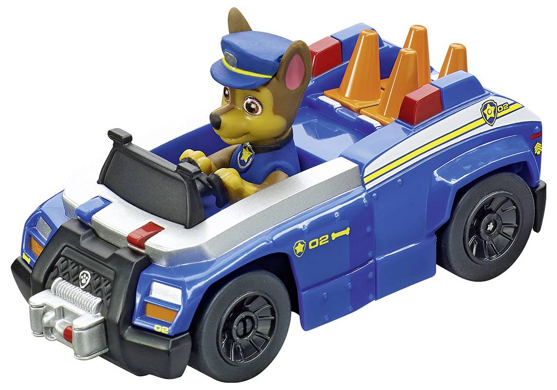 Petite voiture de police avec un chien en uniforme. Carrosserie bleue, petit chapeau orange à l'arrière. Le chien est au volant.
